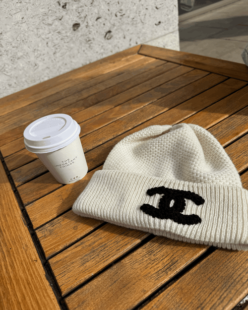 قبعة شانيل بيضاء عيار ٢٤ قيراطًا AAA398 | قبعة شانيل (بيضاء)