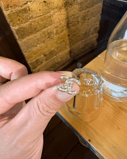 أقراط شانيل ABB771 الكلاسيكية المرصعة بالكريستال واللؤلؤ | أقراط شانيل (ذهبية)