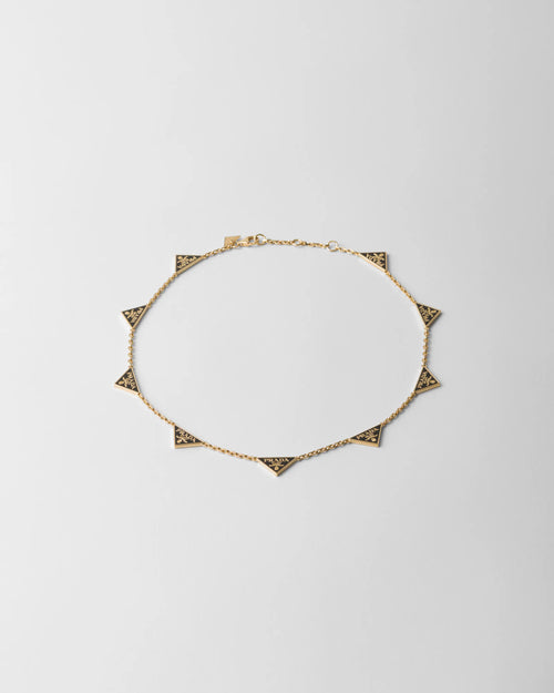 قلادة برادا 1IC081 المعدنية المطلية بالمينا | قلادة برادا (ذهبية)