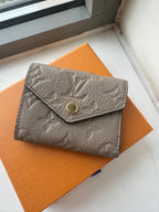 محفظة زوي من لويس فويتون M69800 | محفظة لويس فويتون (متعددة الألوان)