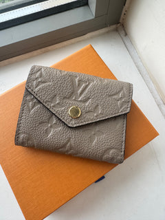 محفظة زوي من لويس فويتون M69800 | محفظة لويس فويتون (متعددة الألوان)