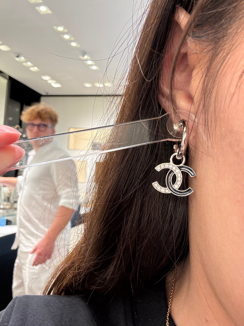 أقراط شانيل CC باللونين الأسود والفضي | أقراط شانيل (باللونين الأسود والفضي)