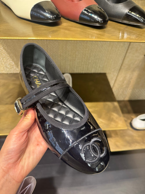 حذاء ماري جين مسطح أسود من شانيل | حذاء مسطح من شانيل (أسود)