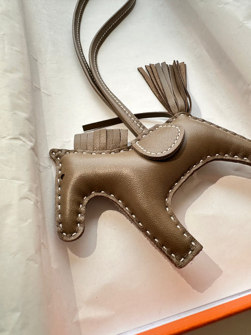 قلادة روديو بي إم من هيرمس | قلادة بوني من هيرمس (رمادي فيل)