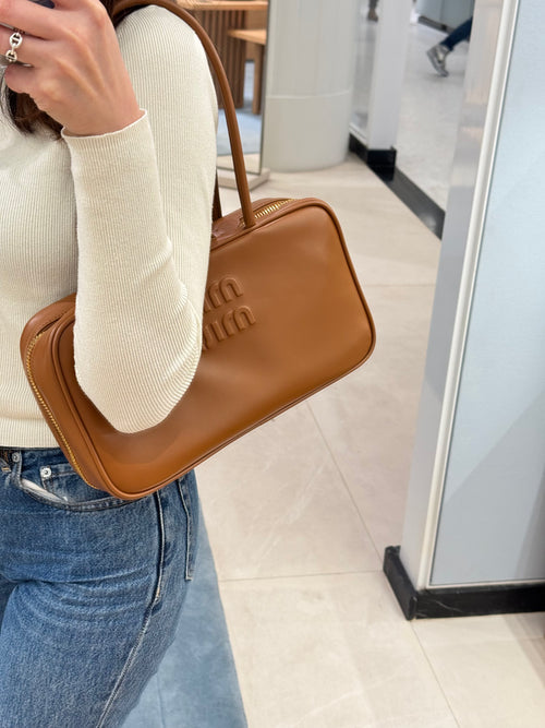 حقيبة مياو مياو بو الجلدية بمقبض علوي متوسطة | حقيبة يد مياو مياو (متوسطة/متعددة الألوان)