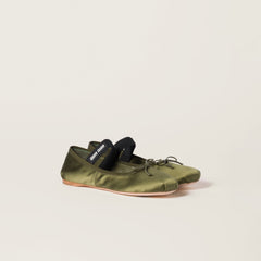 أحذية باليه ساتان من ميو ميو | أحذية باليه مسطحة من ميو ميو (متعددة الألوان)