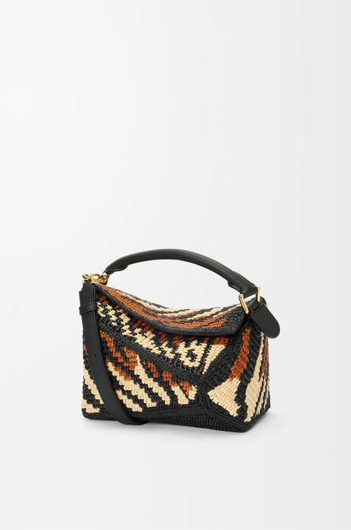 حقيبة LOEWE صغيرة من الرافيّا بحافة مُزيّنة بألغاز | حقيبة LOEWE من القش (مُطابقة للألوان)